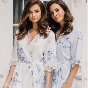 Le Rose Stories Ivana Bleu De Fleur Printed Robe